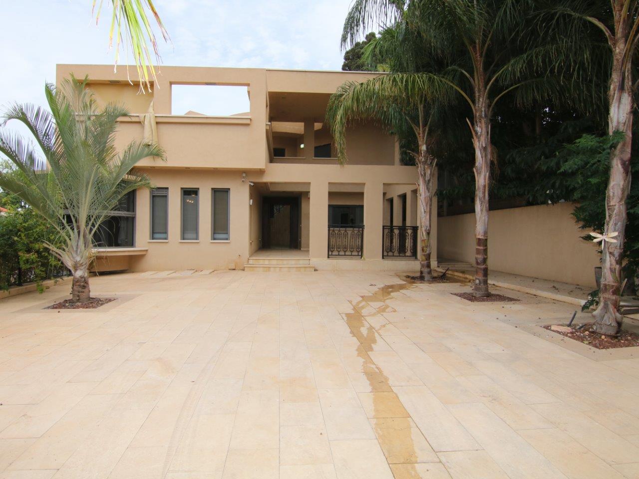  Luxurious villa for sale in Moshav Ramot Hashavim.