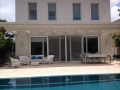 A vendre maison de ville luxueuse à Raanana, Israel. Au niveau de l'entrée et du salon.